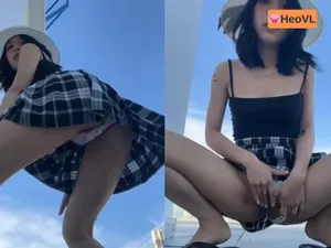 Cô bạn gái dâm đi đi giã ngoại nhưng cũng không quên quay clip show hàng cho fans xem