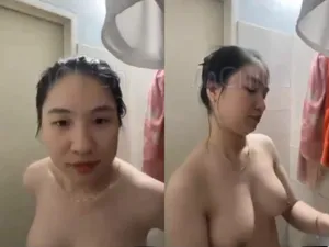 Gái vú đẹp, vừa call với cô bạn gái vừa tắm